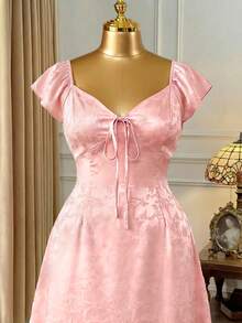 Rometta 大码女装夏季新款粉色提花V领荷叶边收腰优雅长裙，适合休闲、约会、晚宴、下午茶等场合。 - 粉色 - 查看 1