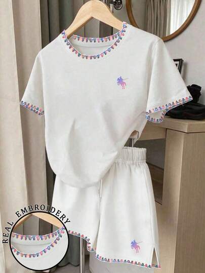 Resyla Bộ 2 món gồm áo thun ngắn tay cổ tròn in hình hiệp sĩ và quần short nữ.