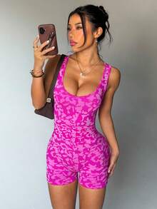 Dewbera Bộ áo liền quần nữ in họa tiết toàn thân, kiểu dáng thường ngày năng động. - Màu Hồng Tươi - Xem 2