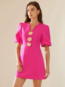 Aveloria Rosie Abito di moda versatile con design snellente, scollo a V, maniche a palloncino, vita stretta, colore rosa brillante, maniche corte, bottoni 3D, fiori dorati, tessuto liscio, aderente, linea A, minimalista, elegante, di lusso, adatto per serate, feste, eventi sociali, celebrazioni, vita notturna, fascino femminile - Fucsia - Visualizzare 4