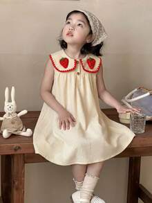 SHEIN Vintaside Kids Đầm dệt kim kiểu dáng đồng quê giản dị, tươi tắn, dễ thương cho bé gái, cổ vuông, cài khuy hình quả dâu tây, chất liệu vải dệt họa tiết, thích hợp mặc hàng ngày, đi nghỉ mát và dã ngoại, mùa xuân/hè. - Màu be - Xem 1