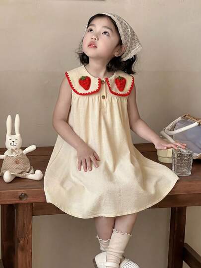 SHEIN Vintaside Kids Đầm dệt kim kiểu dáng đồng quê giản dị, tươi tắn, dễ thương cho bé gái, cổ vuông, cài khuy hình quả dâu tây, chất liệu vải dệt họa tiết, thích hợp mặc hàng ngày, đi nghỉ mát và dã ngoại, mùa xuân/hè.