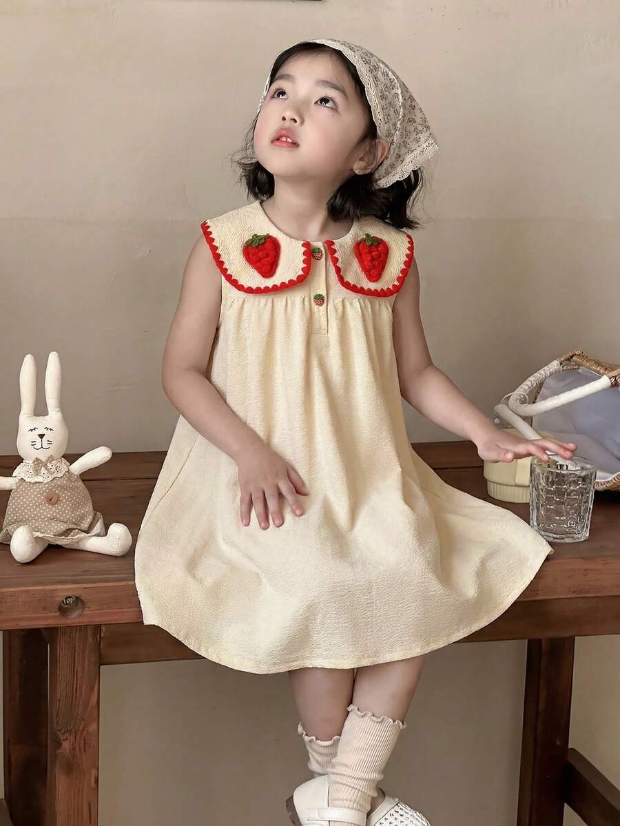 SHEIN Vintaside Kids Đầm dệt kim kiểu dáng đồng quê giản dị, tươi tắn, dễ thương cho bé gái, cổ vuông, cài khuy hình quả dâu tây, chất liệu vải dệt họa tiết, thích hợp mặc hàng ngày, đi nghỉ mát và dã ngoại, mùa xuân/hè. - Màu be - Xem 1