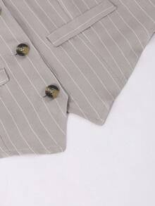 女童条纹背心和长裤套装，上衣正面采用仿口袋设计，配有三粒扣开衫和休闲长裤，非常适合春夏日常穿着和约会。 - 杏色 - 查看 3