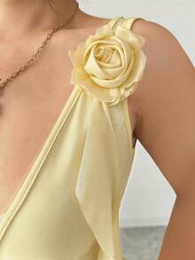Nuevo vestido mini de primavera/verano para mujer, con diseño de malla y parches, elástico, con estampado floral 3D de unicolor, escote en V profundo, busto fruncido, cintura ceñida, abertura alta con volantes en el bajo, espalda descubierta, elegante y sexy para fiestas, vacaciones y citas - Amarillo claro - Ver 3