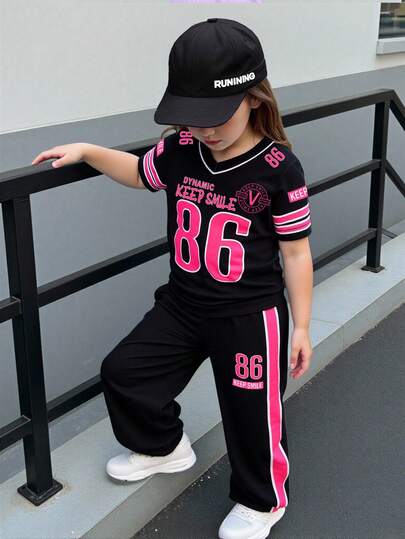 SHEIN 两件套女童运动休闲风套装，包括一件玫红色数字印花撞色V领短袖T恤和一条灰色印花长裤，适合日常穿着、观看比赛、街头风格。