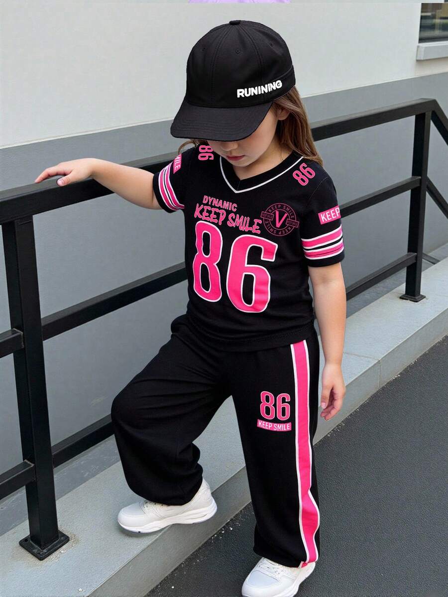SHEIN 2件組女嬰運動風黑粉色夏季度假套裝,洋紅色數字印花V領短袖T恤搭配灰色花卉長褲休閒運動套裝 - 玫紅色 - 查看 1