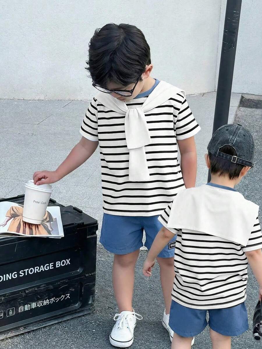 SHEIN Little Byeori 两件套男童休闲运动学院风文艺复古黑白条纹圆领T恤搭配白色短裤,配披肩装饰,适合儿童穿着,适合男童返校穿着,也适合生日派对、晚宴、演出、婚礼、洗礼、开幕式、日常穿着,适合上学、旅行、度假,适合春夏季节穿着。 - 藍色 - 查看 1