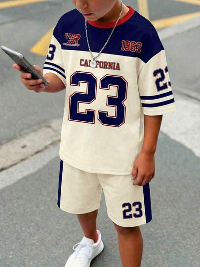 Conjunto informal minimalista de estilo Y2K, urbano y deportivo para niño preadolescente, con camiseta de manga corta de cuello redondo y pantalones cortos, con gráfico del número 23, estilo universitario estadounidense retro y cómodo