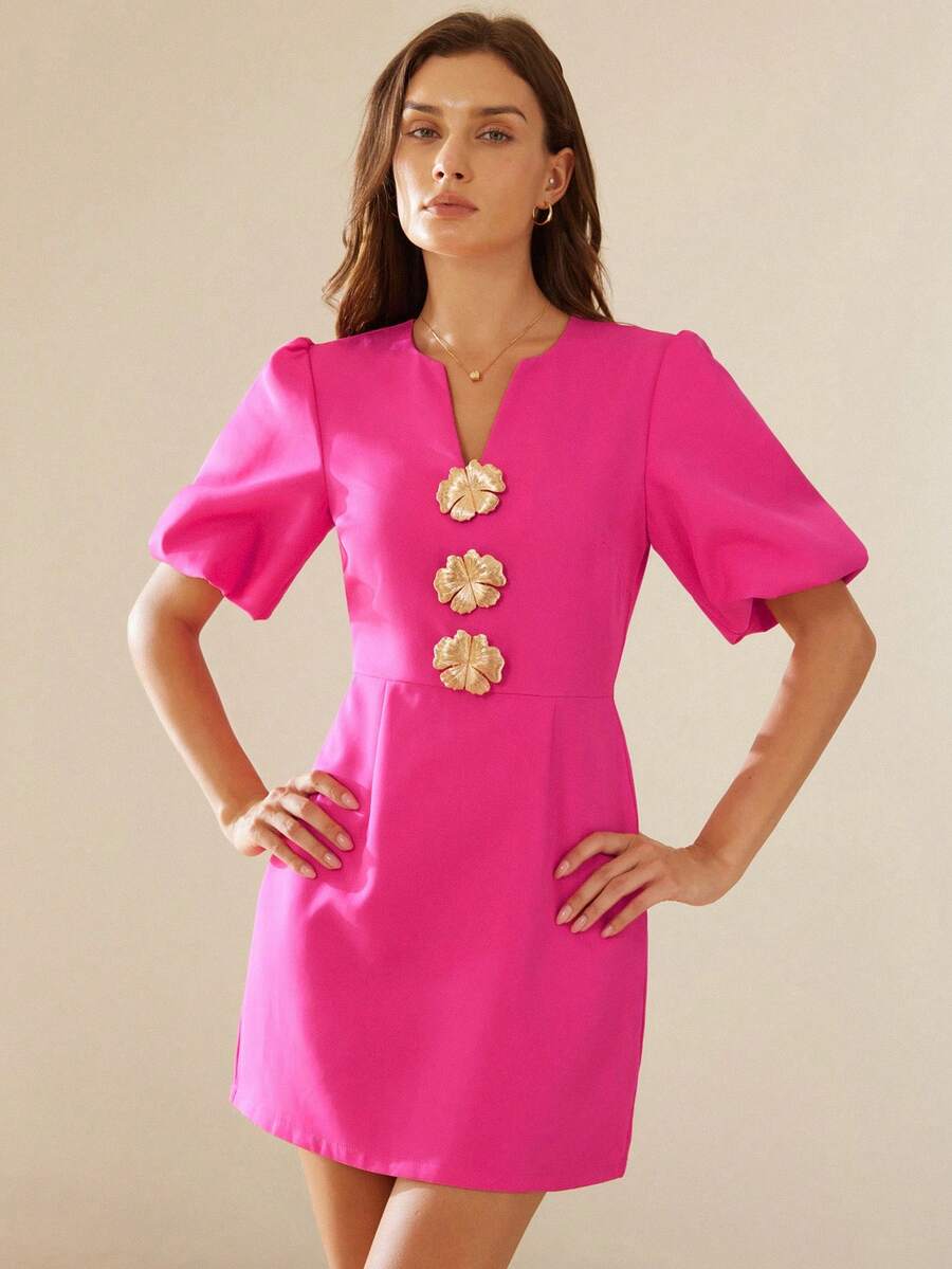Aveloria Rosie V领显瘦设计，加厚面料，纽扣泡泡袖，收腰设计，百搭时尚连衣裙，亮粉色，短袖，泡泡袖，3D纽扣，金色花卉图案，光滑面料，修身A字版型，简约时尚，奢华优雅，适合晚宴、派对、社交、庆典、夜生活等场合，尽显女性魅力。女士职业装，正式礼服，粉色职业连衣裙，女士工作服 - 玫紅色 - 查看 1