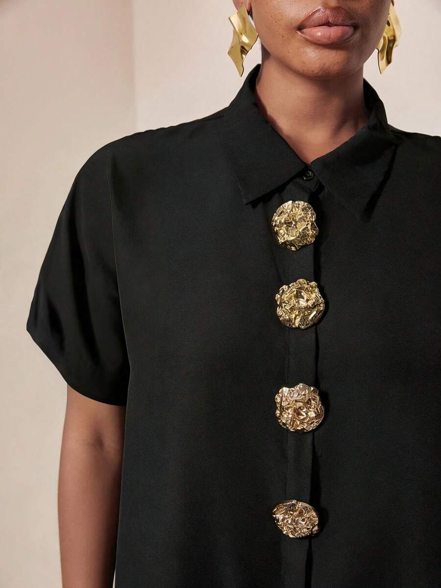 EMERY ROSE Plus Size Damskjorta med asymmetriskt metallspänne, kortärmad, svart, vår/sommar - Svart - Visa 1