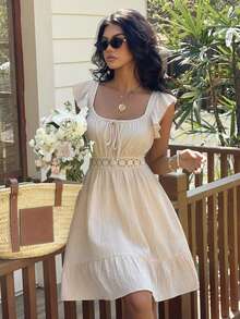 SHEIN Frenchy Đầm hè mới, kiểu dáng thanh lịch và tinh tế với tay áo bồng bềnh, điểm xuyết viền bèo nhún và họa tiết ren, phù hợp cho mặc hàng ngày, đi làm, dự tiệc, đi học, uống trà chiều, hẹn hò và các dịp khác. - Màu be - Xem 3