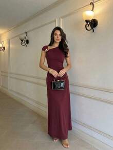 Firerie 女士新款性感优雅金属装饰不对称肩部褶皱腰部A字连衣裙，适合外出、派对和其他场合 - 酒紅色 - 查看 4