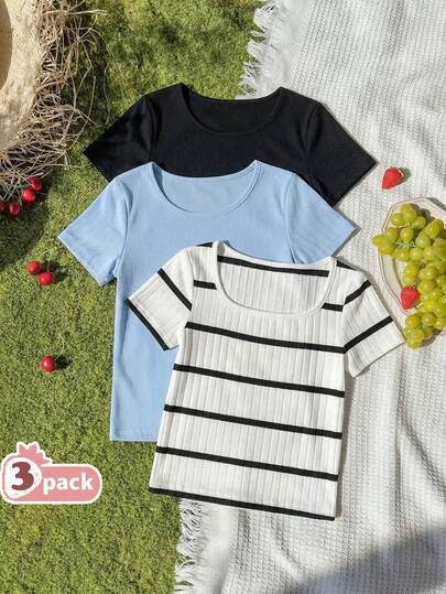 3件套女童撞色短袖圆领T恤，时尚舒适休闲，适合年轻女孩穿着。套装包含1件纯黑色T恤、1件浅蓝色T恤和1件经典黑白条纹T恤，采用舒适面料制成，适合上学、聚会和休闲外出穿着。
