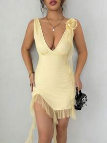 Nuevo vestido mini de primavera/verano para mujer, con diseño de malla y parches, elástico, con estampado floral 3D de unicolor, escote en V profundo, busto fruncido, cintura ceñida, abertura alta con volantes en el bajo, espalda descubierta, elegante y sexy para fiestas, vacaciones y citas - Amarillo claro - Ver 6