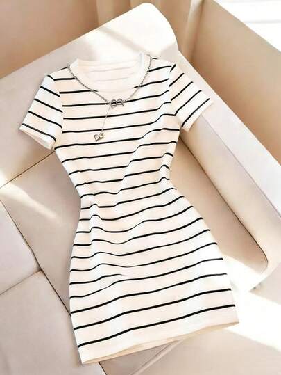Franclia 新款夏季短款连衣裙，黑白条纹针织圆领短袖休闲夏季连衣裙