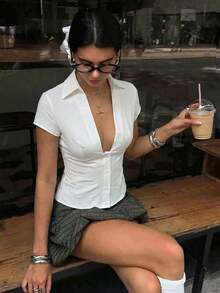 Aloruh Blusa ajustada de manga corta y cuello en V de color blanco sólido para mujer, versátil para el trayecto, uso diario y la oficina - Blanco - Ver 1