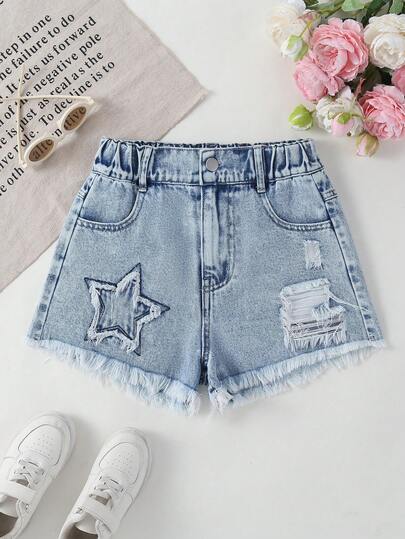 少女Y2K风格做旧浅色水洗牛仔短裤，饰有星星刺绣、破洞和毛边裤脚，A字宽松版型，面料柔软舒适，是夏季度假和日常穿着的时尚街头服饰。