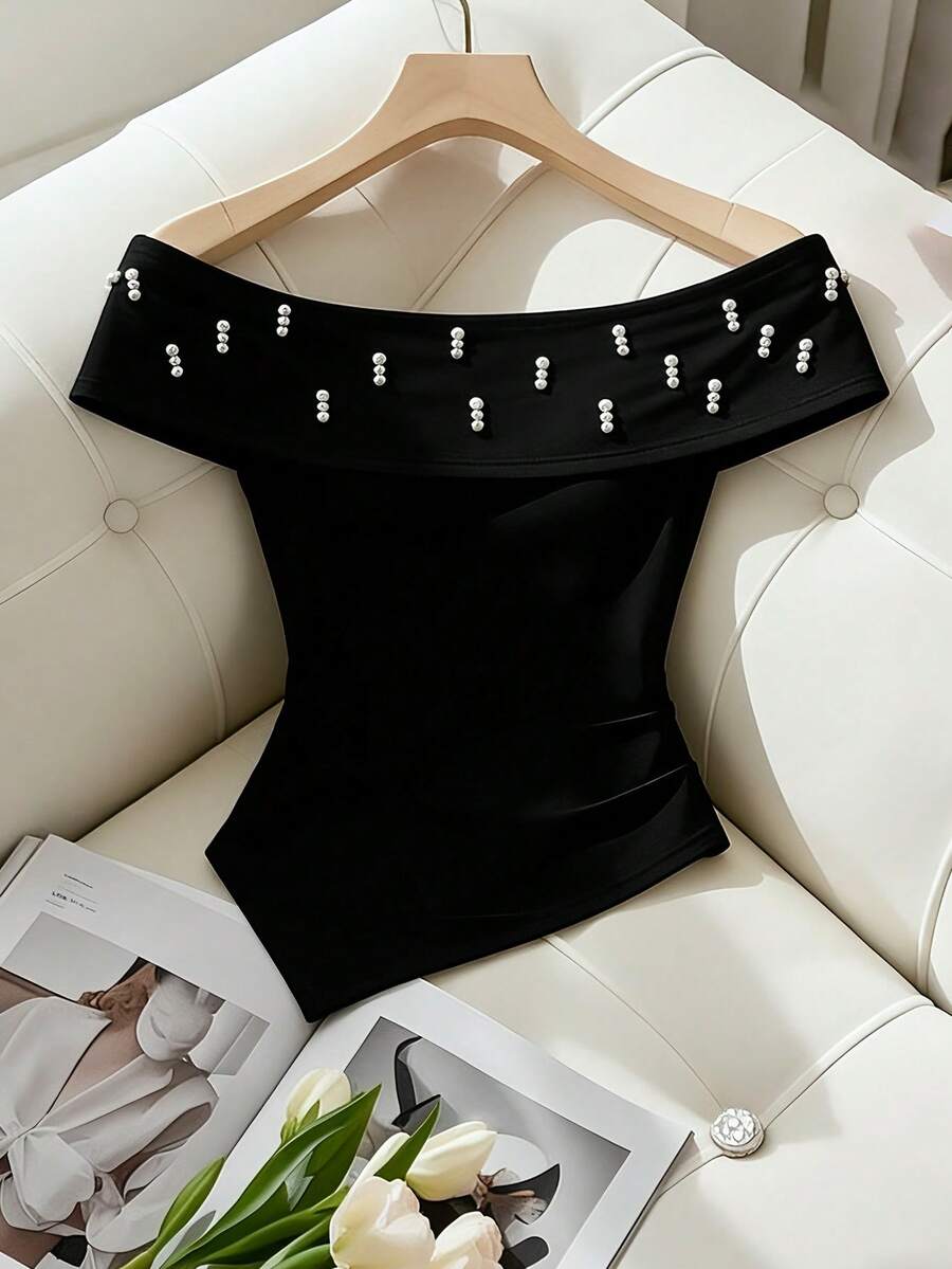 SHEIN ChicEase Élégant T-shirt ajusté pour femmes avec épaules dénudées, grand revers et décoration de perles sur l'ourlet en biais, printemps/été - Noir - Voir 1
