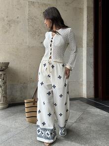 Pariaura Quần ống rộng kiểu Pháp Bohemian, màu xanh nhạt, họa tiết cỏ bốn lá. Eo co giãn có dây rút + gấu quần rộng, thoải mái. Thêu họa tiết hình học ở gấu quần. Phong cách đa năng, phù hợp mặc hàng ngày. - Màu be - Xem 1