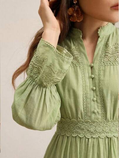  Anewsta 女士纯绿色优雅花卉饰边拼接喇叭袖连衣裙，柔美浪漫，整件连衣裙饰有花卉饰带，突显结构分割和层次感，适合春夏、海滩、度假和休闲穿着。