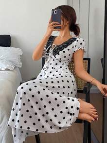 Dream Adore Áo ngủ nữ cổ chữ V có dây rút in họa tiết chấm bi - trắng - Xem 3