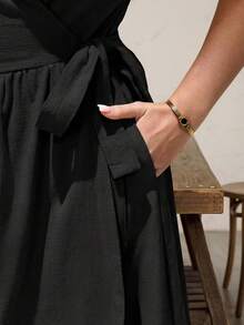 SHEIN Essnce 大码女装春夏时尚优雅舒适气质修身杏色V领亚麻吊带中长连衣裙，适合日常穿着，可作度假装、西式女装、早午餐装、波西米亚风连衣裙、下午茶连衣裙、欧式夏季装。 - 黑色 - 查看 8