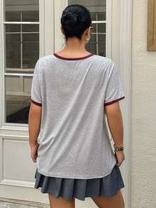 Dazy Plus 撞色字母印花圆领休闲短袖T恤，女士大码春夏款 - 灰色 - 查看 2