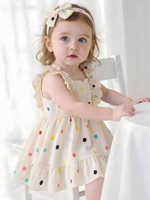 SHEIN 这款粉白格纹吊带连衣裙，搭配可爱的草莓印花，营造出清新自然的氛围。肩部饰以荷叶边，完美诠释了夏日时尚优雅活泼的气质。A字版型，采用轻盈透气的面料，适合假日派对、周岁婚礼、景区游览、拍照等各种场合穿着。 - 杏色 - 查看 3