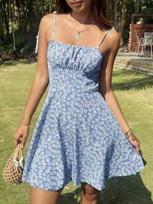 SHEIN VCAY 碎花肩上打結胸部褶皺吊帶洋裝 - 藍白色 - 查看 1