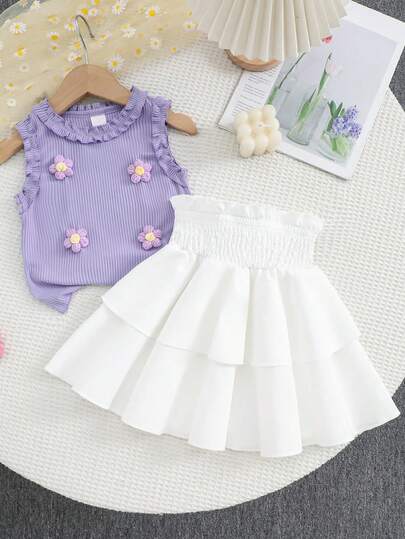 SHEIN Genkimix Kids Bộ đồ đi nghỉ mát dễ thương cho bé gái, gồm áo hai dây viền bèo nhún kết hợp với chân váy xếp ly, dệt kim 3D họa tiết hoa thủ công.