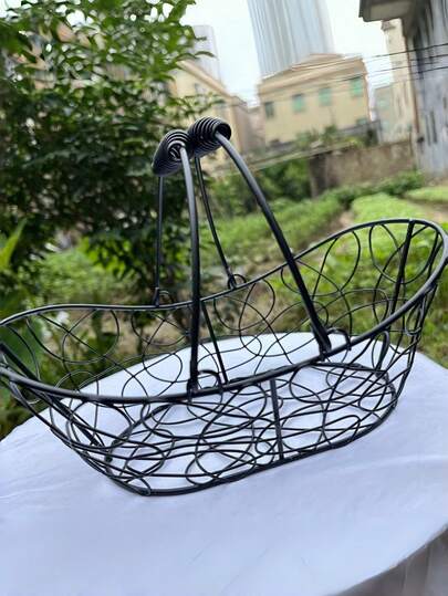 1 chiếc rổ đựng trứng, rau củ quả bằng dây kim loại, dung tích lớn, cầm tay, tiết kiệm không gian, màu đen mộc mạc, hình thuyền, dùng để đựng đồ dùng nhà bếp, tủ lạnh, kệ đựng thực phẩm, cắm trại, dã ngoại, phòng tắm, giặt ủi, văn phòng, trang trí nhà cửa theo phong cách nông trại.