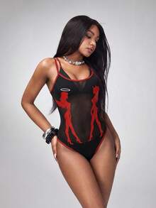 Y2Kool Maria Clara Maia 艺术家风格暗黑骷髅字母图案撞色包边网纱吊带连体衣，适合夏季、假日、度假、海滩、音乐节、伊比沙岛等场合，秋季休闲外出搭配，时尚服装系列，新年穿搭，辣妹风黑红上衣 - 黑色 - 查看 3