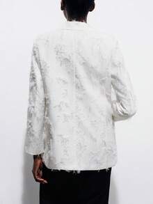 Aveloria Modichic 白色，纹理面料，西装领，单排扣，修身剪裁，长袖设计，做工精细，面料质感丰富，现代精致风格，适合职场会议、正式晚宴、商务谈判、都市时尚、艺术展览等场合，展现卓越能力和独特品质。流苏提花面料，复古别致设计感，时尚翻领，宽松口袋装饰，女士西装外套 - 白色 - 查看 2