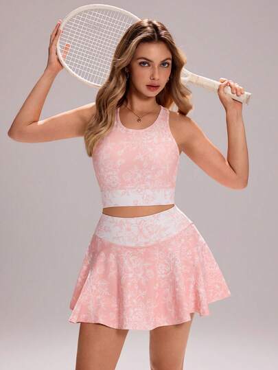 Sovereign Charm Bộ đồ thể thao nữ gồm áo hai dây in hoa và quần có túi.