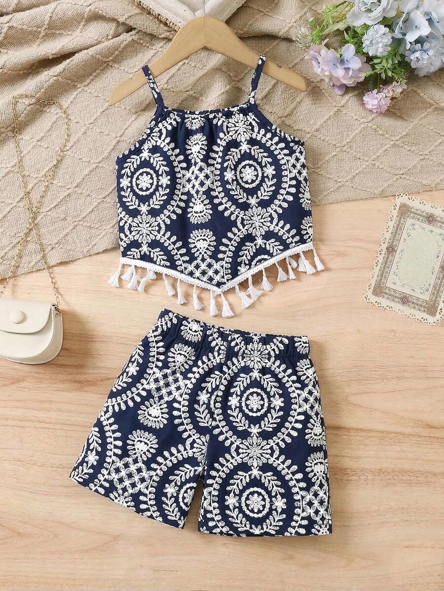 Bộ 2 món cho bé gái (cỡ nhỏ) họa tiết sứ Trung Quốc cổ điển, thanh lịch và bắt mắt. Dây đeo mảnh với tua rua ở gấu quần, trẻ trung và năng động. Thiết kế quần short rộng rãi, tươi mát và dễ thương, thích hợp cho các chuyến đi chơi mùa hè. - Màu xanh hải quân - Xem 1