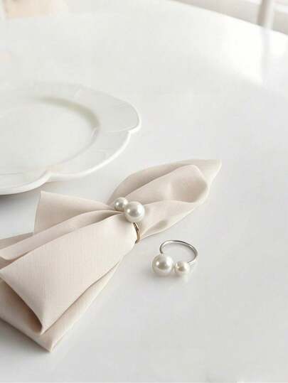 12 حلقة مفارش طاولة فضية - حامل مفارش بإبزيم من اللؤلؤ الاصطناعي، مناسبة لتزيين عيد الميلاد وتجمعات العائلة والعشاء والأعراس (تشمل 2 لؤلؤ اصطناعي فضي)