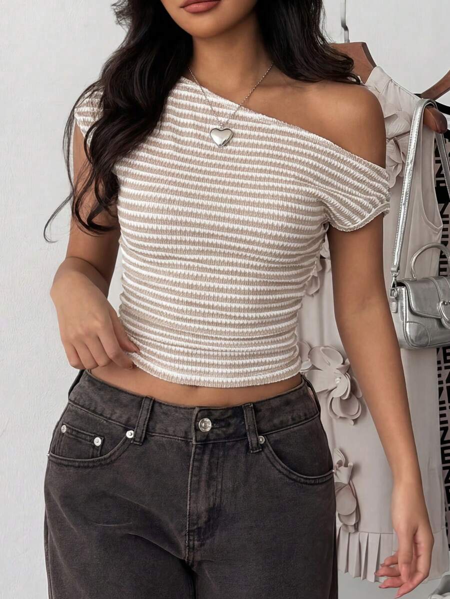 少女纹理条纹不对称肩部蝙蝠袖T恤上衣，条纹衬衫，春夏秋季穿着，通勤，优雅休闲，日常百搭 - 卡其色 - 查看 1