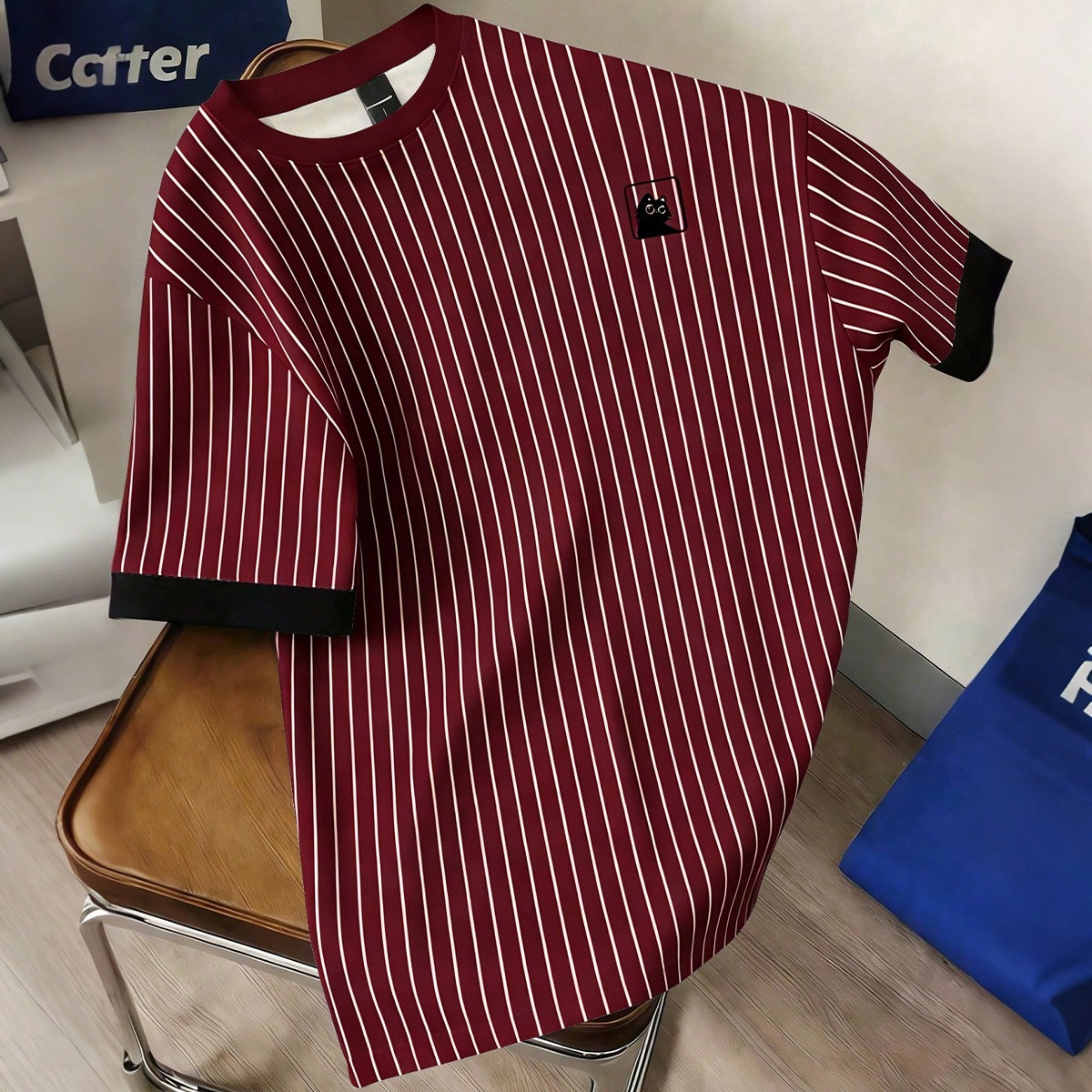 Camiseta de manga corta con cuello redondo, estampado de rayas y gatos, de uso casual y versátil para el uso diario de los hombres