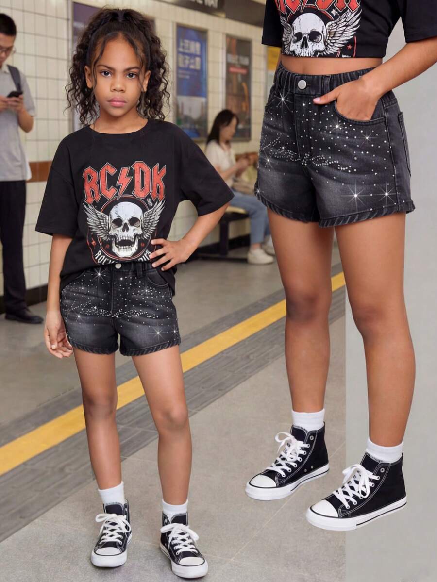 SHEIN Celana Pendek Denim Anak Perempuan, Warna Gelap, Musim Panas, Pakaian Jalanan, Gaya Kota Y2K, Potongan Lurus Longgar, Desain Dekorasi Rhinestone yang Dipersonalisasi, Mode Kasual - Hitam - View 1
