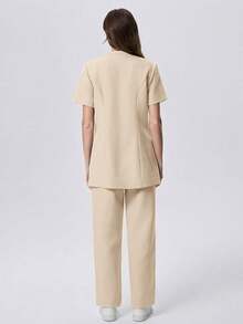 Scrubzie Bộ đồng phục y tế nữ chống nhăn, cổ tàu, tay ngắn, nhiều nút, gồm áo và quần. - Màu be - Xem 6