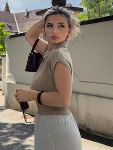 Jeta Ari 纯色合身 Polo 领休闲女式春夏针织上衣 - 卡其色 - 查看 6