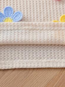 Elladie kids Conjunto de 3 piezas para niñas pequeñas: Blusa sin mangas con aplicación floral elegante y casual + Camiseta blanca simple y cómoda + Falda vaquera casual - Multicolor - Ver 9
