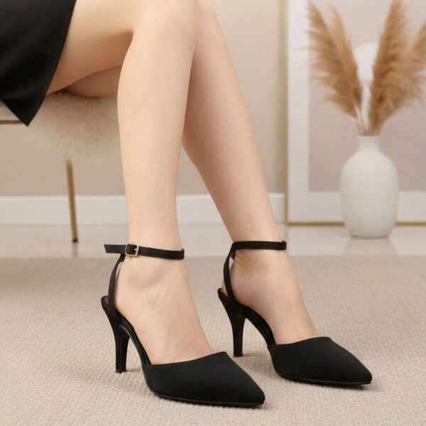 Tacones negros mujer, zapatos de tacón mujer, tacones de vestir mujer, tacones elegantes mujer, tacones para oficina mujer, stilettos mujer, tacones punta fina mujer, zapatos formales mujer, zapatillas de tacón mujer, tacones para fiesta mujer, tacones para boda, calzado femenino elegante, tacones clásicos mujer, zapatos ejecutivos mujer, tacones con pulsera al tobillo.