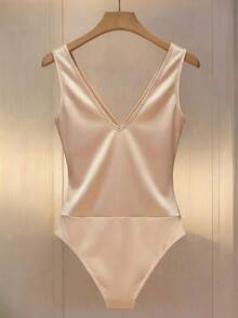 Franclia 时尚新款简约纯色亮面交叉V领褶皱装饰纽扣无袖修身显瘦优雅女士连体衣 - 杏色 - 查看 2