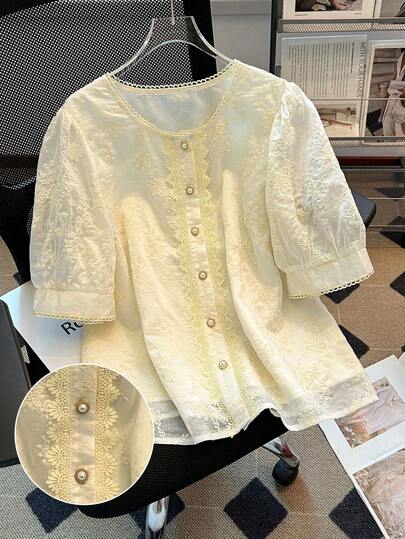 GlowEve CURVE Áo khoác cardigan ren thêu hoa 3D giả lụa cỡ lớn thanh lịch dành cho nữ, cổ tròn, cài cúc kim loại, tay áo cánh hoa, áo ren màu vàng nhạt cho nữ, áo kiểu ren mới nhất thanh lịch dành cho nữ, áo kiểu Pháp, áo sơ mi nữ mùa hè, áo ren cho nữ