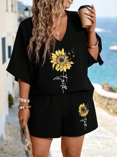 Breezaya Bộ đồ 2 mảnh cỡ lớn in họa tiết hoa, cổ chữ V, tay ngắn và quần short.