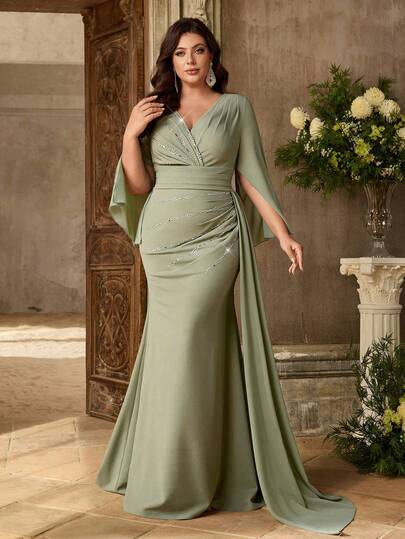 Aureia Đầm dạ hội dáng đuôi cá sang trọng, thanh lịch màu xanh lá cây, cổ chữ V, tay xòe, đính đá lấp lánh, xếp ly, phù hợp cho mọi dịp, kể cả dạ hội trang trọng.