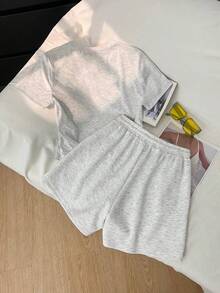 GlowEve 女士休闲运动风春夏两件套，刺绣马图案，圆领修身短袖T恤和高腰抽绳宽松短裤 - 灰色 - 查看 2