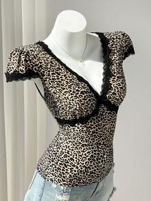 Elamini 棕色豹纹黑色蕾丝拼接蝴蝶结装饰V领泡泡袖修身T恤，甜美可爱休闲复古沙滩日常穿搭，适合春夏穿着 - 棕色 - 查看 5